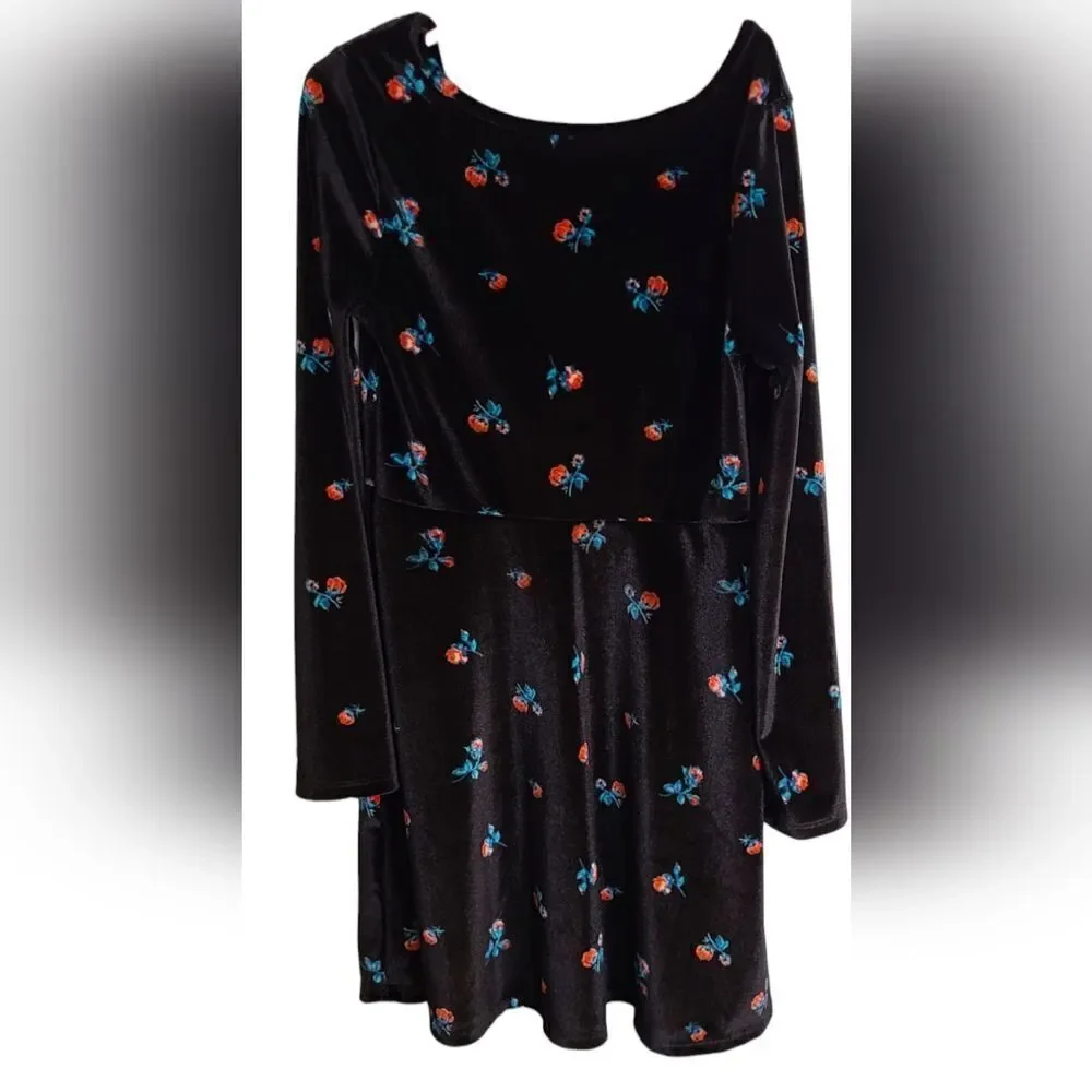 SO Dress Black Velvet Plush‎ With Red Roses Long Sleeved Girls Size 8 M